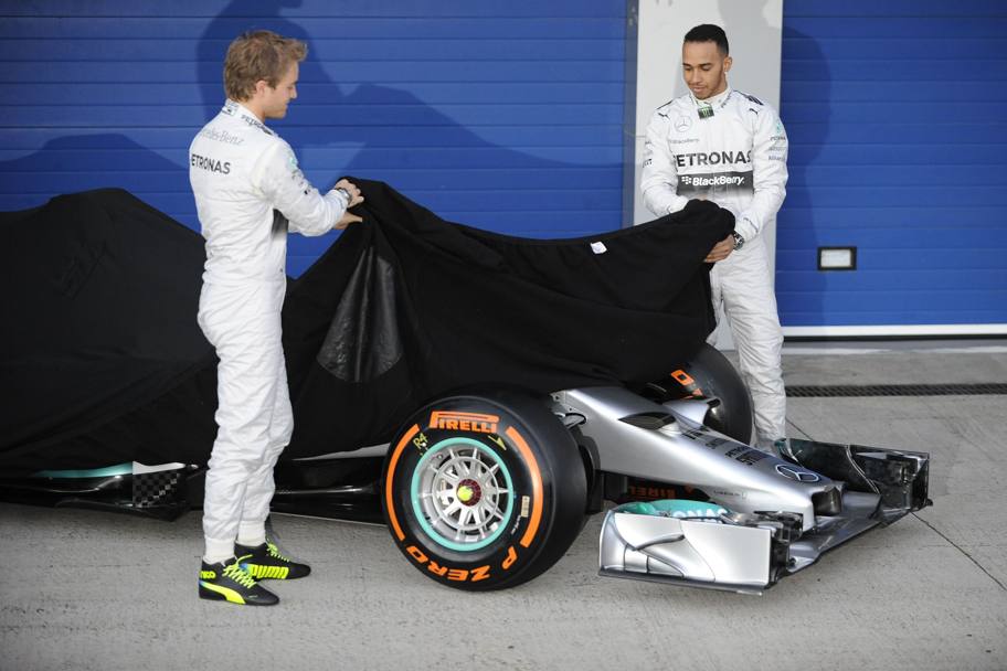 Ecco la nuova Mercedes F1 W05 svelata da Nico Rosberg e Lewis Hamilton. Colombo